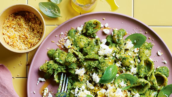 Green vegetable pasta with pangrattato